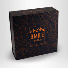 Laden Sie das Bild in den Galerie-Viewer, 9 MILE Vodka, 0,7l + 2x 9 MILE Vodka Highball Glas in Geschenkbox