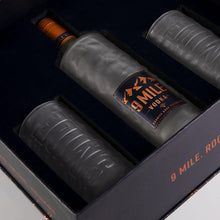 Laden Sie das Bild in den Galerie-Viewer, 9 MILE Vodka, 0,7l + 2x 9 MILE Vodka Highball Glas in Geschenkbox