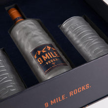 Laden Sie das Bild in den Galerie-Viewer, 9 MILE Vodka, 0,7l + 2x 9 MILE Vodka Highball Glas in Geschenkbox
