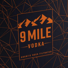 Laden Sie das Bild in den Galerie-Viewer, 9 MILE Vodka, 0,7l + 2x 9 MILE Vodka Highball Glas in Geschenkbox