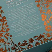 Laden Sie das Bild in den Galerie-Viewer, Silent Pool Gin, 0,7l + 2x Silent Pool Glas + Premium-Geschenkbox