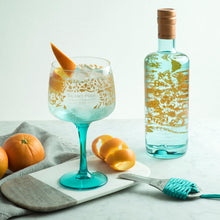 Laden Sie das Bild in den Galerie-Viewer, Silent Pool Gin, 0,7l + 2x Silent Pool Glas, 0,5l + Premium-Geschenkbox