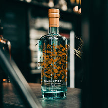 Laden Sie das Bild in den Galerie-Viewer, Silent Pool Gin + 2x GOLDBERG Highball-Glas + 6x GOLDBERG Tonic Water GRATIS – versandkostenfrei